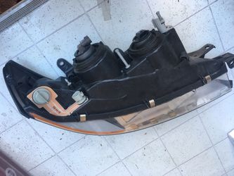 Used 96 Lexus es300 oem left headlight in very good condition come with bulbs $80 obo
