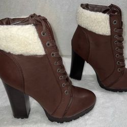 Bamboo Size 6 Boots With Fur. Like New!