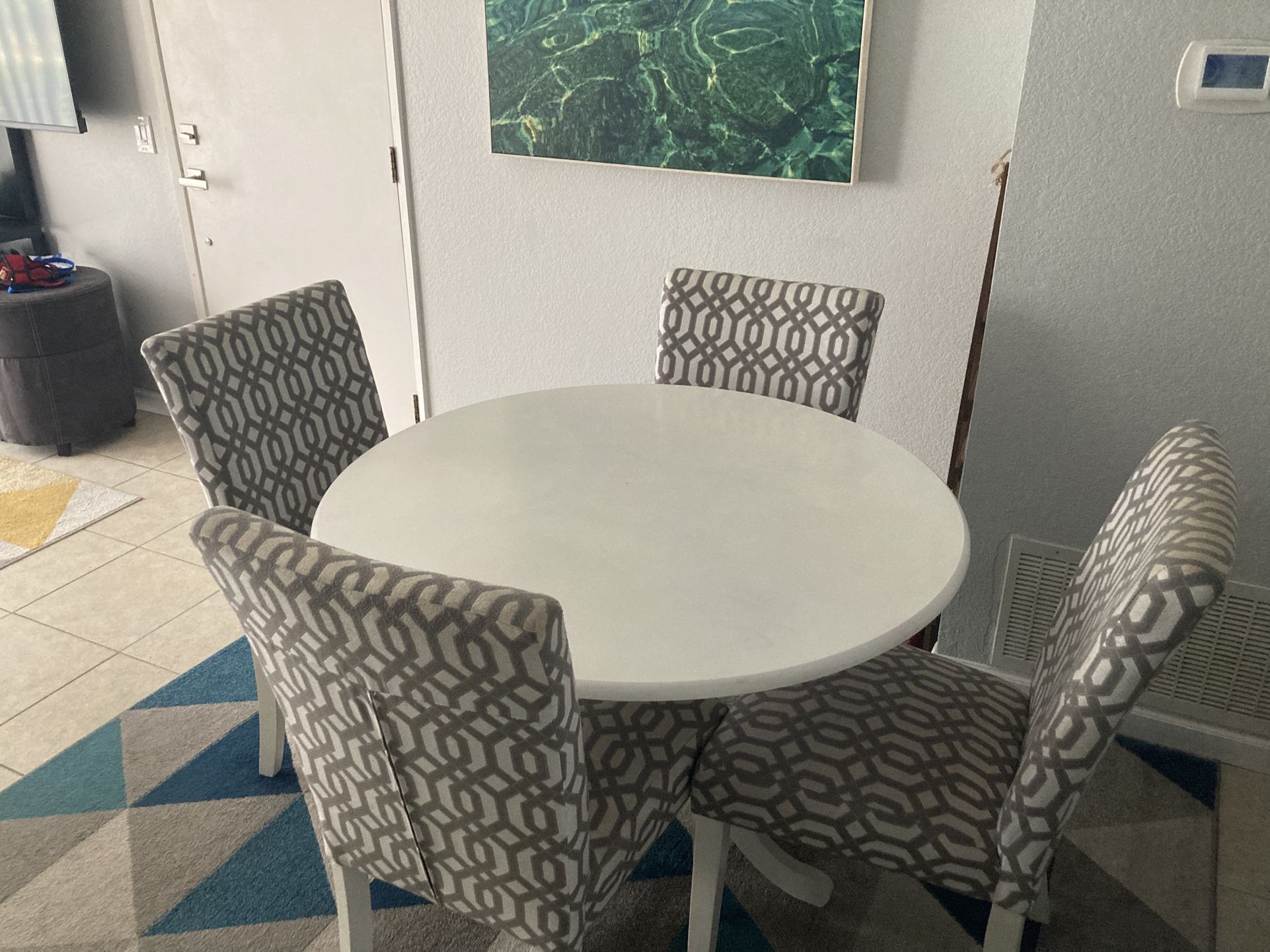 42” Round Dining Table With 4 Chairs