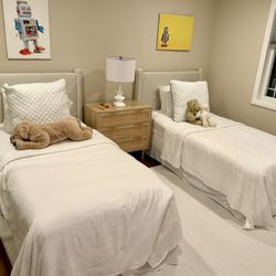 Amazing TwinXL Mattresses & 2 Box Springs Used For Staging 