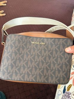 Michael kors purse for sale.  Great condition.
