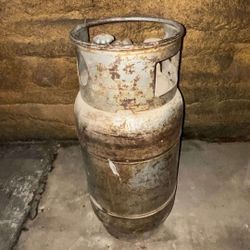 8-gallon, 33-pound propane tank