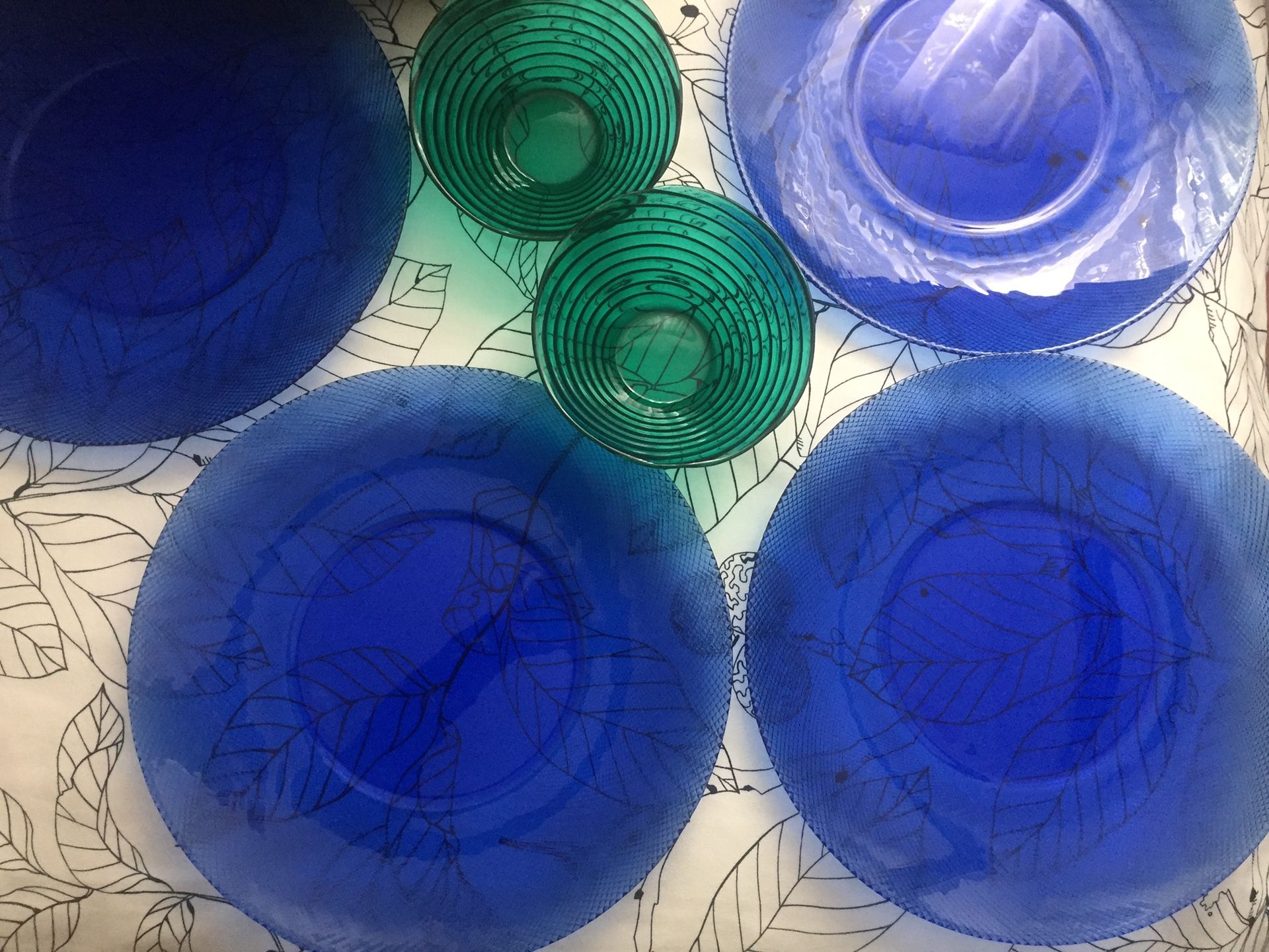 4 blue plates and two green bowls.
