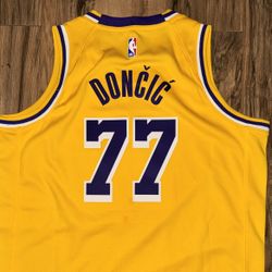 New Youth Size Large & XL LA Lakers Nike Luka Doncic Jerseys 