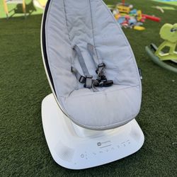 4 moms MamaRoo Multi motion swing