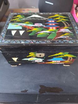ASIAN BLACK LAQUER/MOTHER OF PEARL INLAY JEWELRY BOX