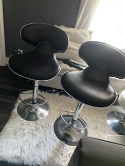 SET OF 2  CHAIRS 🪑 IN GREAT 👍 CONDITIONS
