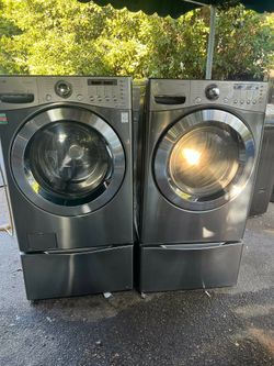Washer And Dryer With Pedestals 