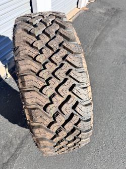 Single (1) LT 285 70 17 Falken Wildpeak MT01 tire