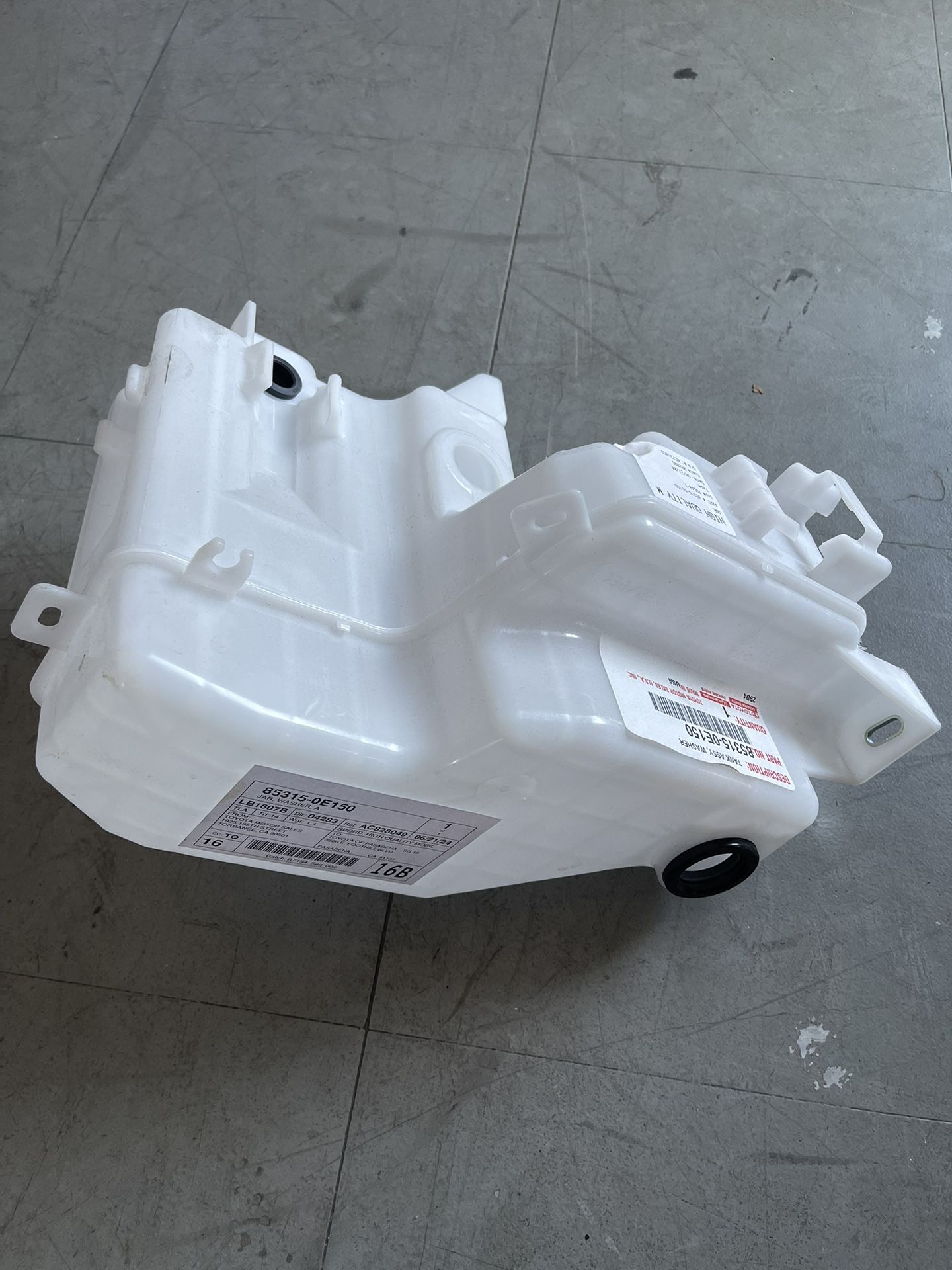 2020 2021 2022 2023 2024 Toyota Highlander Washer Fluid Reservoir W/ Sensor