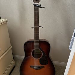 Yamaha Acoustic Guitar – Sunburst Dreadnought – Great Condition