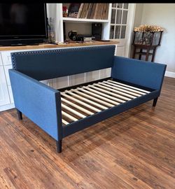 Tufted linen daybed