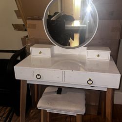 Vanity with 3 setting Light Up Mirror
