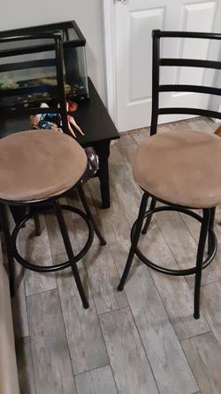 2 bar stool good condition!! Make an offer