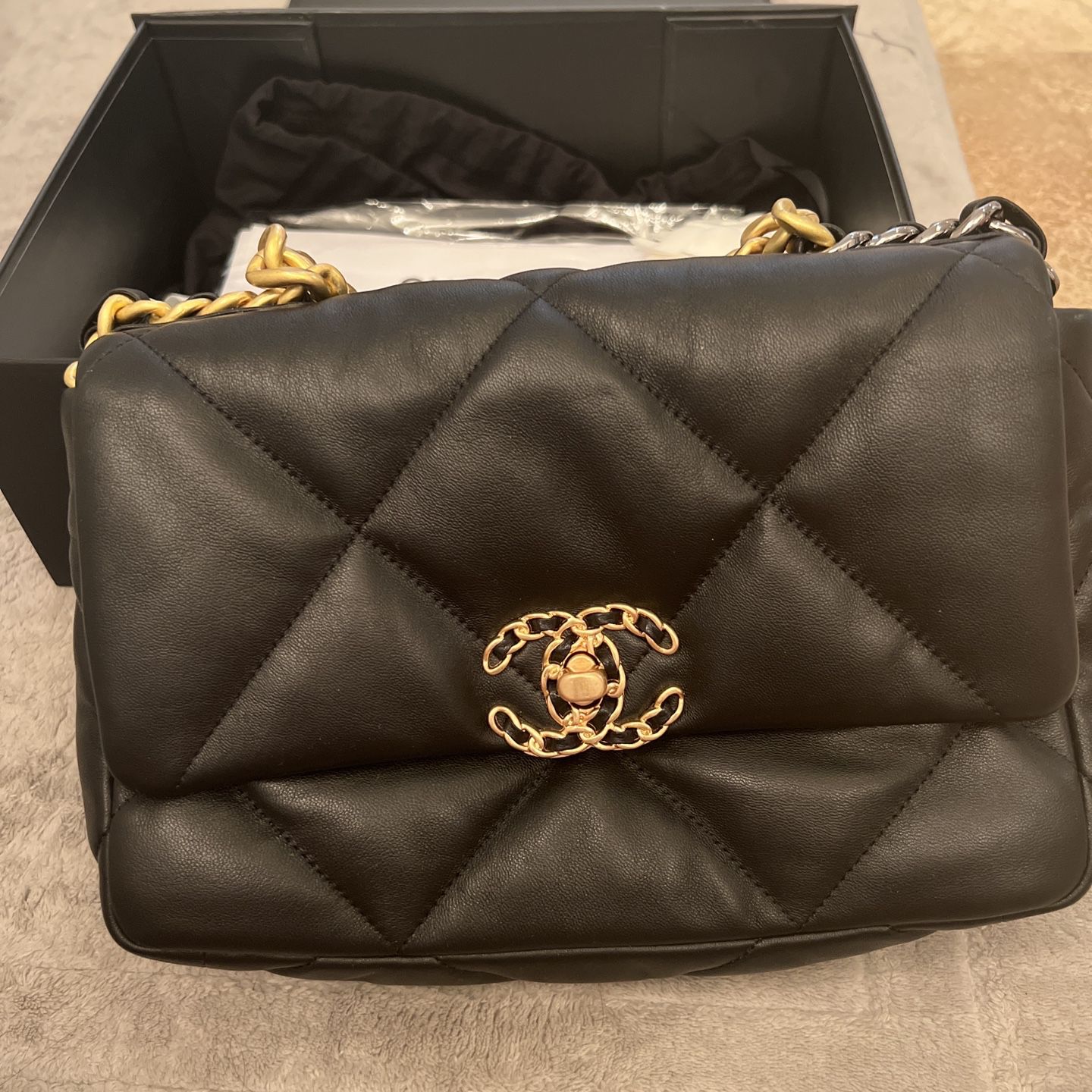 Chanel - Authenticated Chanel 19 Handbag - Leather Black for Women, Good Condition