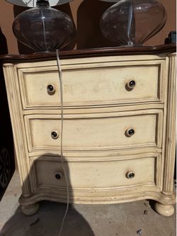 Vintage/Shabby Chic French Provincial-Style 3-Drawer Dresser – Elegant & Timeless!
