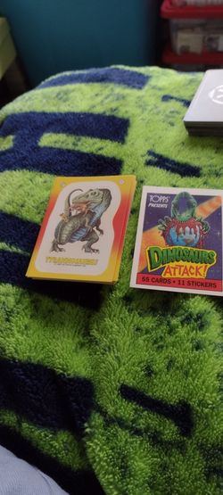 Star Wars & Dinosaurs Attack car ds   I just found  th em.  42 Star Wars cards 26 Dinosaurs Attack cards cash porch pickup Redmond