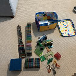 250 piece Magnatile Set with container/playmat
