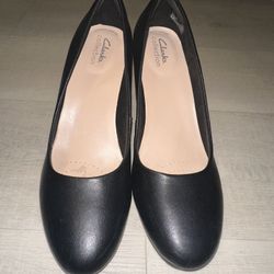 Gently used Clarks black heels size 9.5 leather