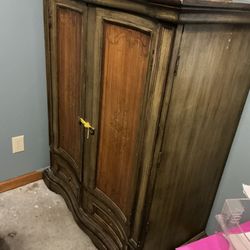 Armoire/dresser