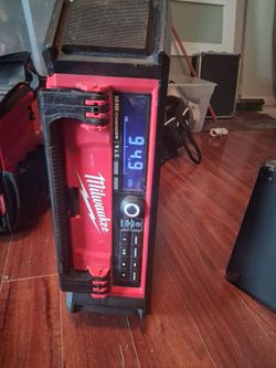 Milwaukee pack out radio