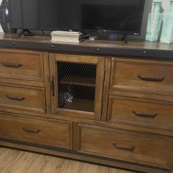 5 Pc Beautiful solid wood queen size bedroom set