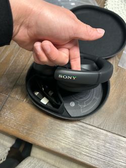 Sony ULT 900 BLACK - Like New - OEM Bag + Serial