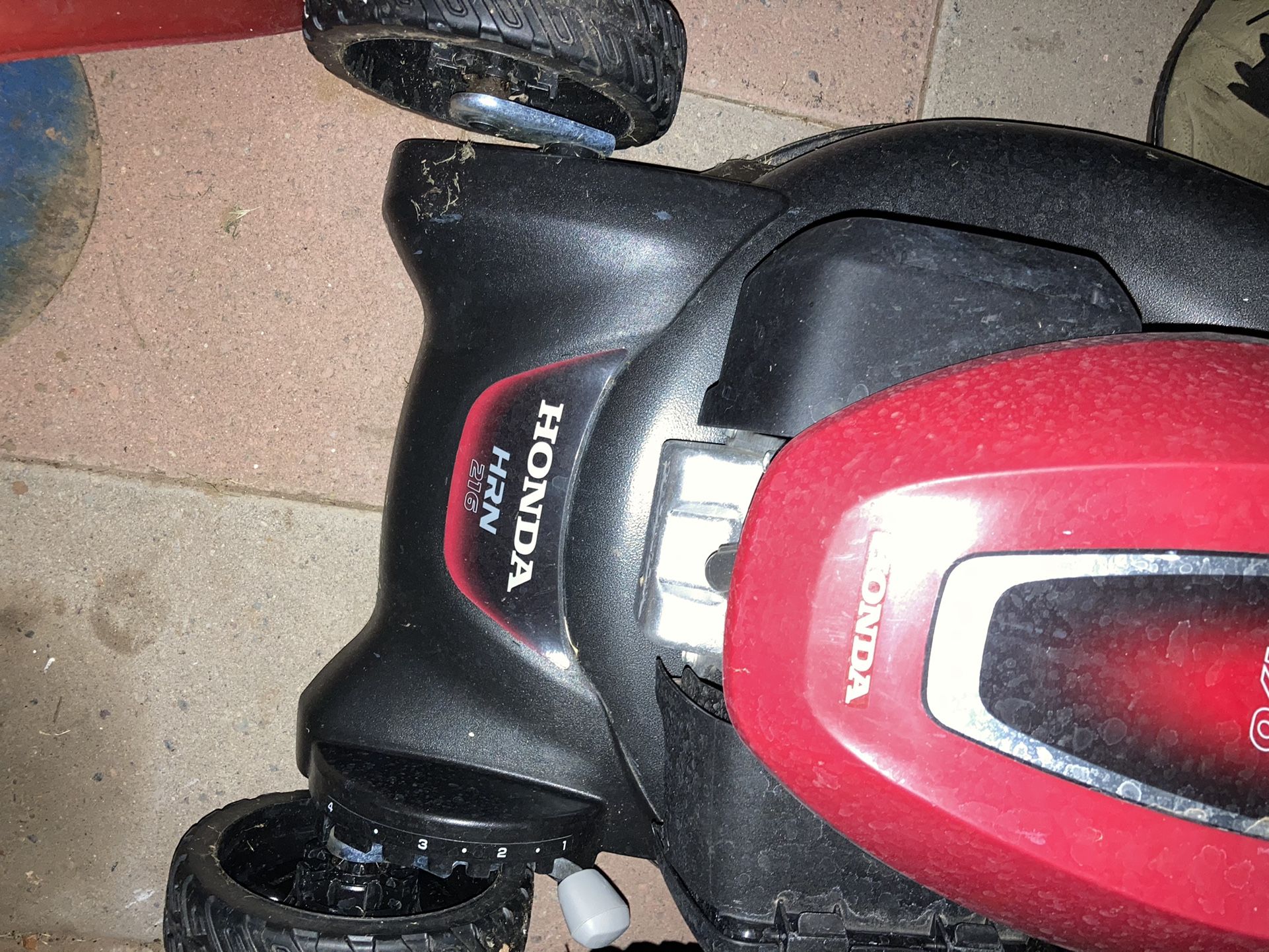 Honda HRN WalkBehind SelfPropelled Lawn Mower with Twin Blade System