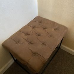OTTOMAN/BEAUTY STOOL