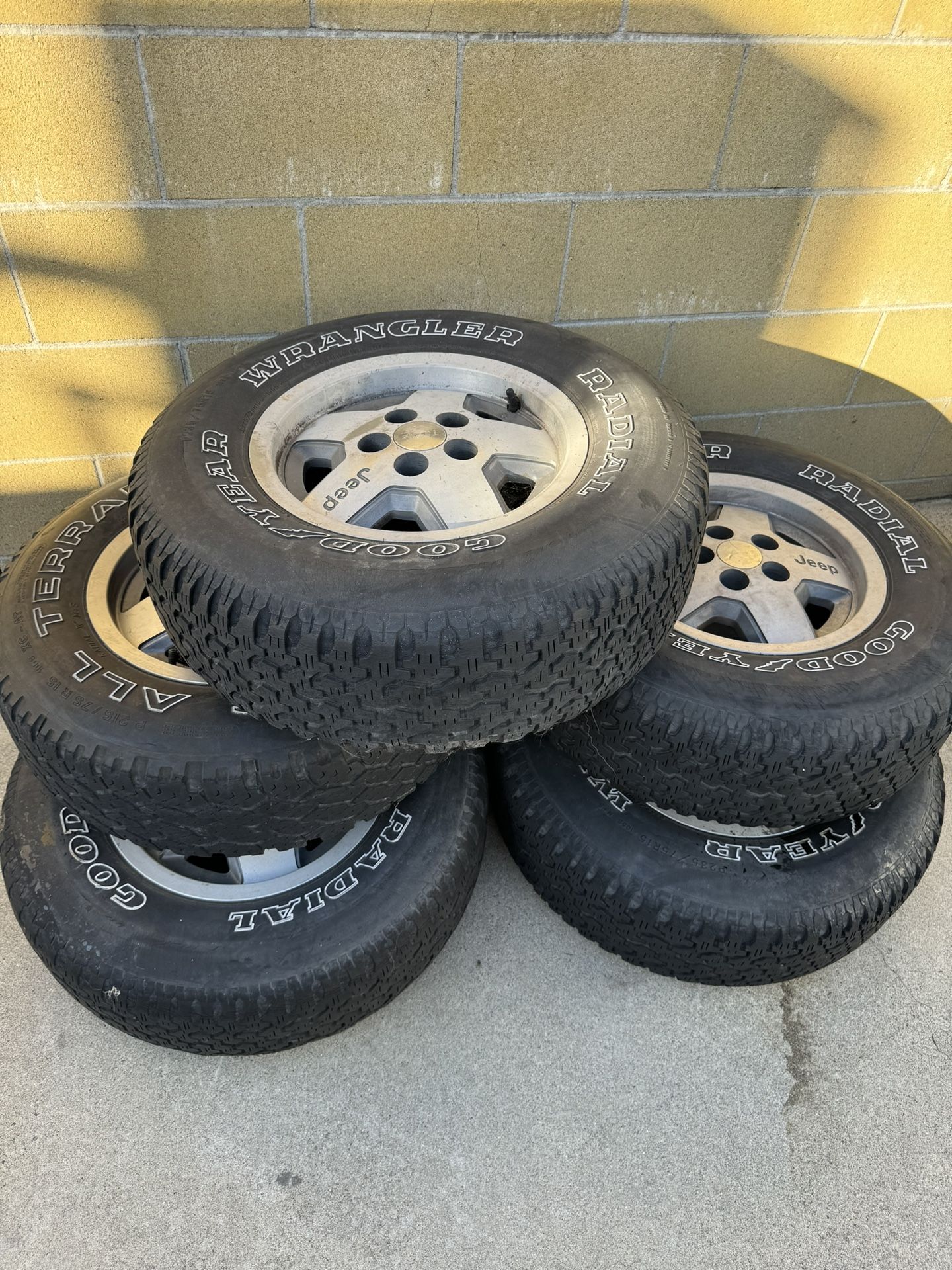 P235/75R15 Jeep Wheels And Tired 