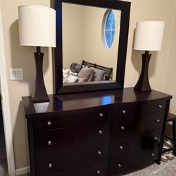 Heavy Duty Dresser With Mirror And Lamps