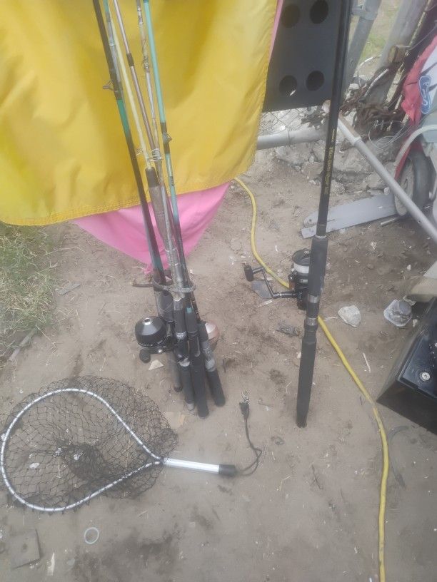7 Fishing Poles Only 3 Have Reels And Fishing Net