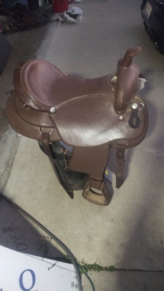 Like A New horse Saddle Size 16