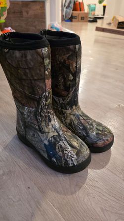 Boys Bogs size 3 rain boots