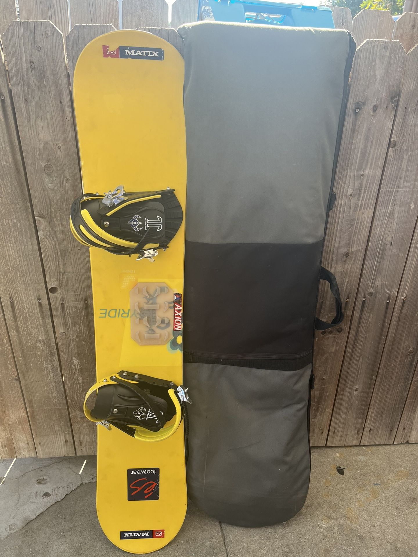 SNOWBOARD 154CM YELLOW COLOR.