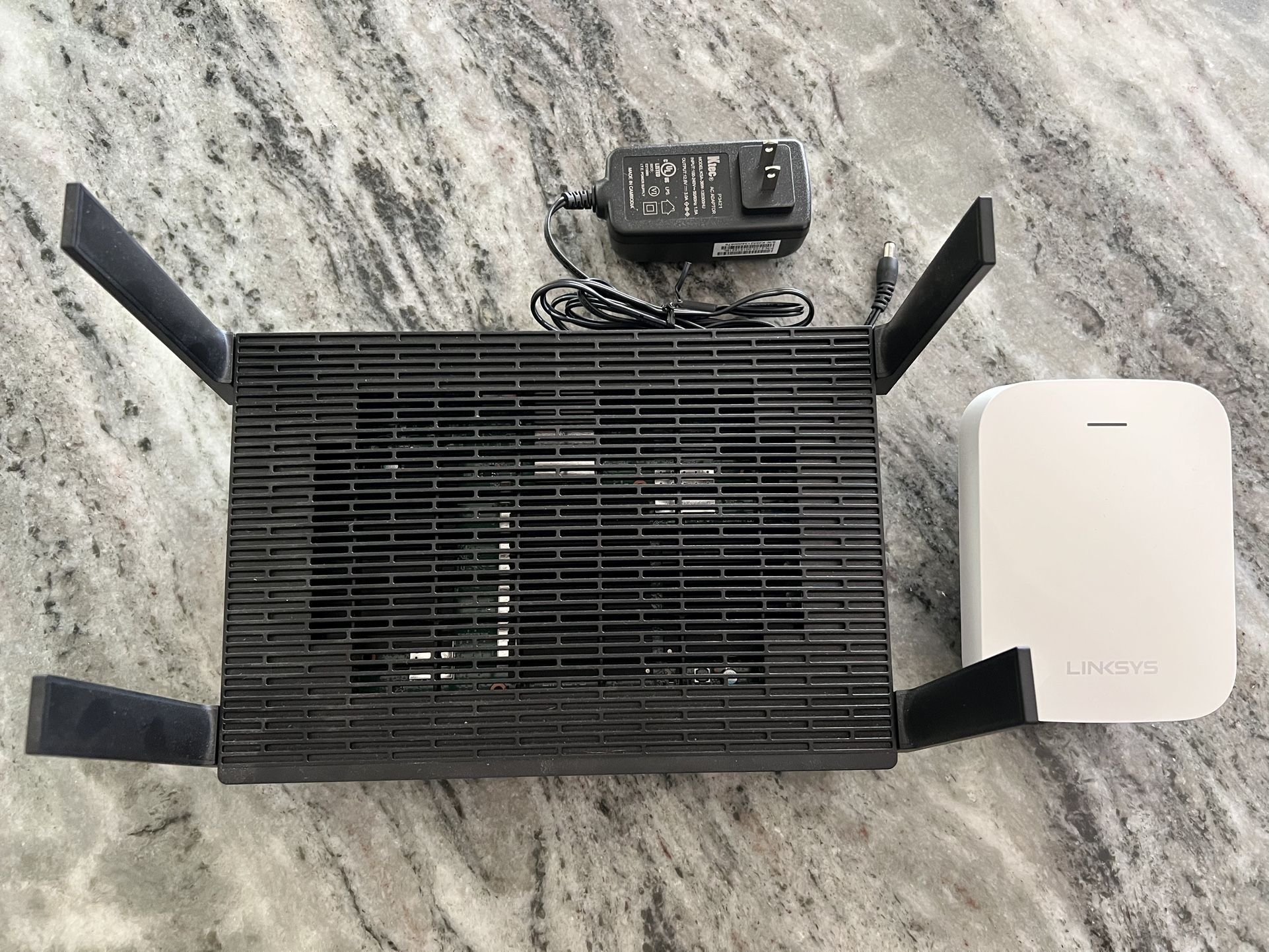 Linksys MR7500 - Hydra Pro 6E tri band mesh WiFi 6E router and Linksys RE7350 dual band WiFi 6 range extender.