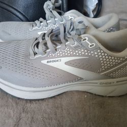 Woman's BROOKS tennis Shoes Size 8