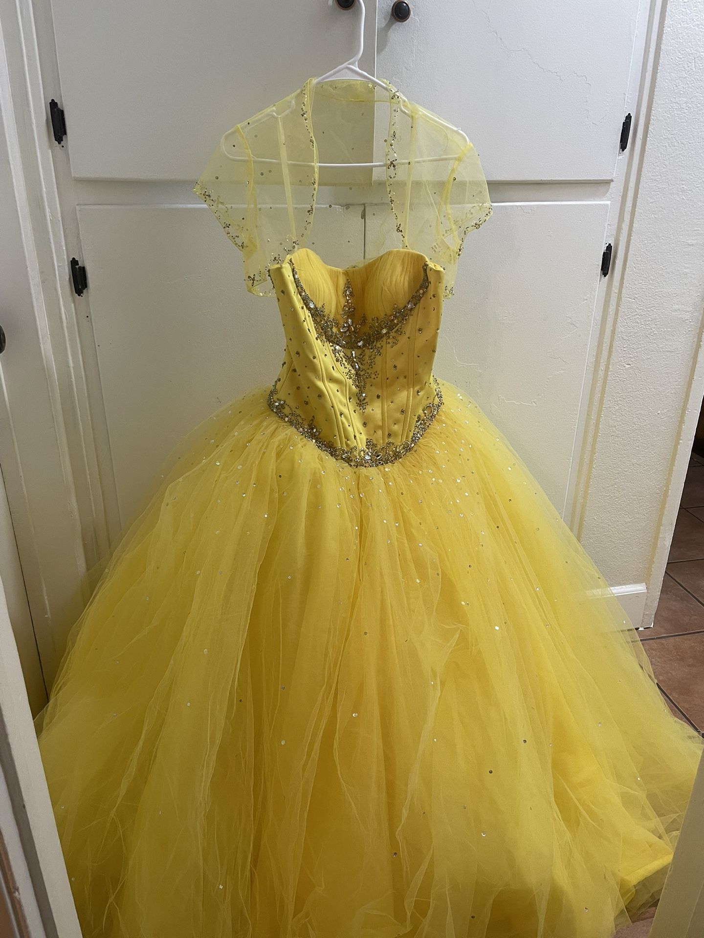 BEAUTIFUL XV YELLOW DRESS SIZE 8 LIKE NEW