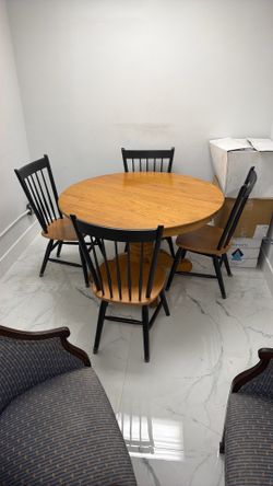Wood Round table and 4 chairs!