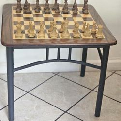 Wooden and iron chess table with pieces included
Mesa de madera y hierro de ajedrez con piezas inclu