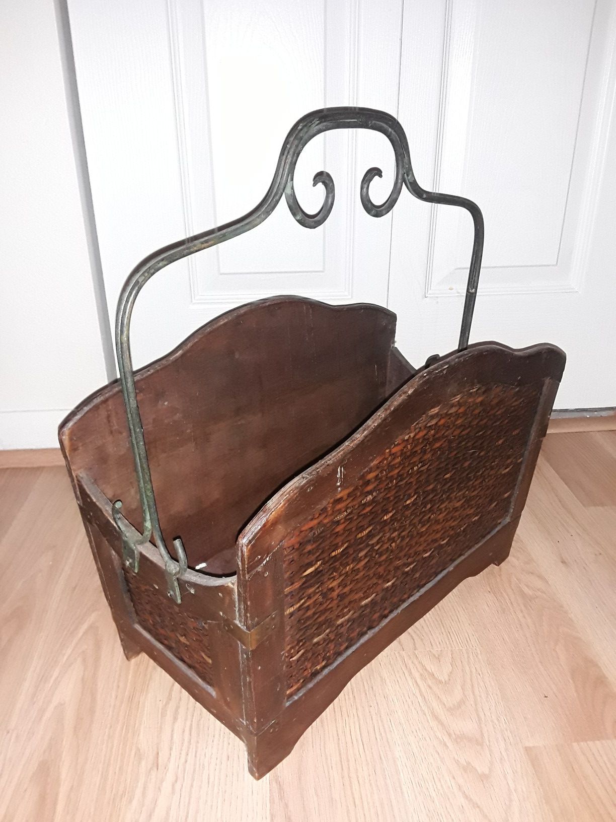 Beautiful magazine rack in great condition!