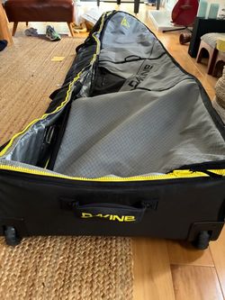 Dakine 8’6 quad surfboard bag with wheels