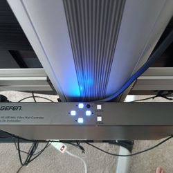 Video Wall Bundle with (4) SAMSUNG TVs with rolling stand & screen split controller, 111 inches total diagonal length

Condition is used for a few eve