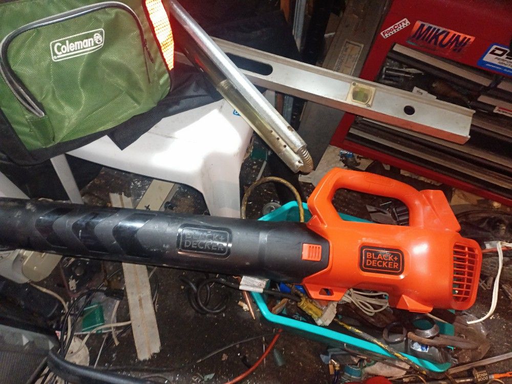 Black Decker 20v Leaf Blower. Works! $25