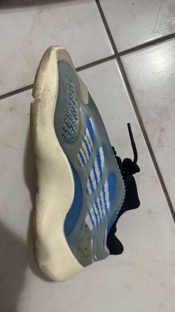 Yeezy 700 v3 Arzerth size 8