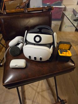 Meta quest 3 512 GB with pro headgear battery with rechargeable batteries for controllers