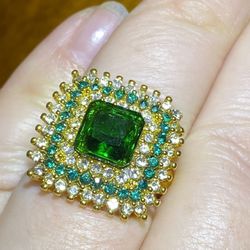 NWOT green square multi halo cocktail ring size 7 #0661 perfect ring for the holidays!