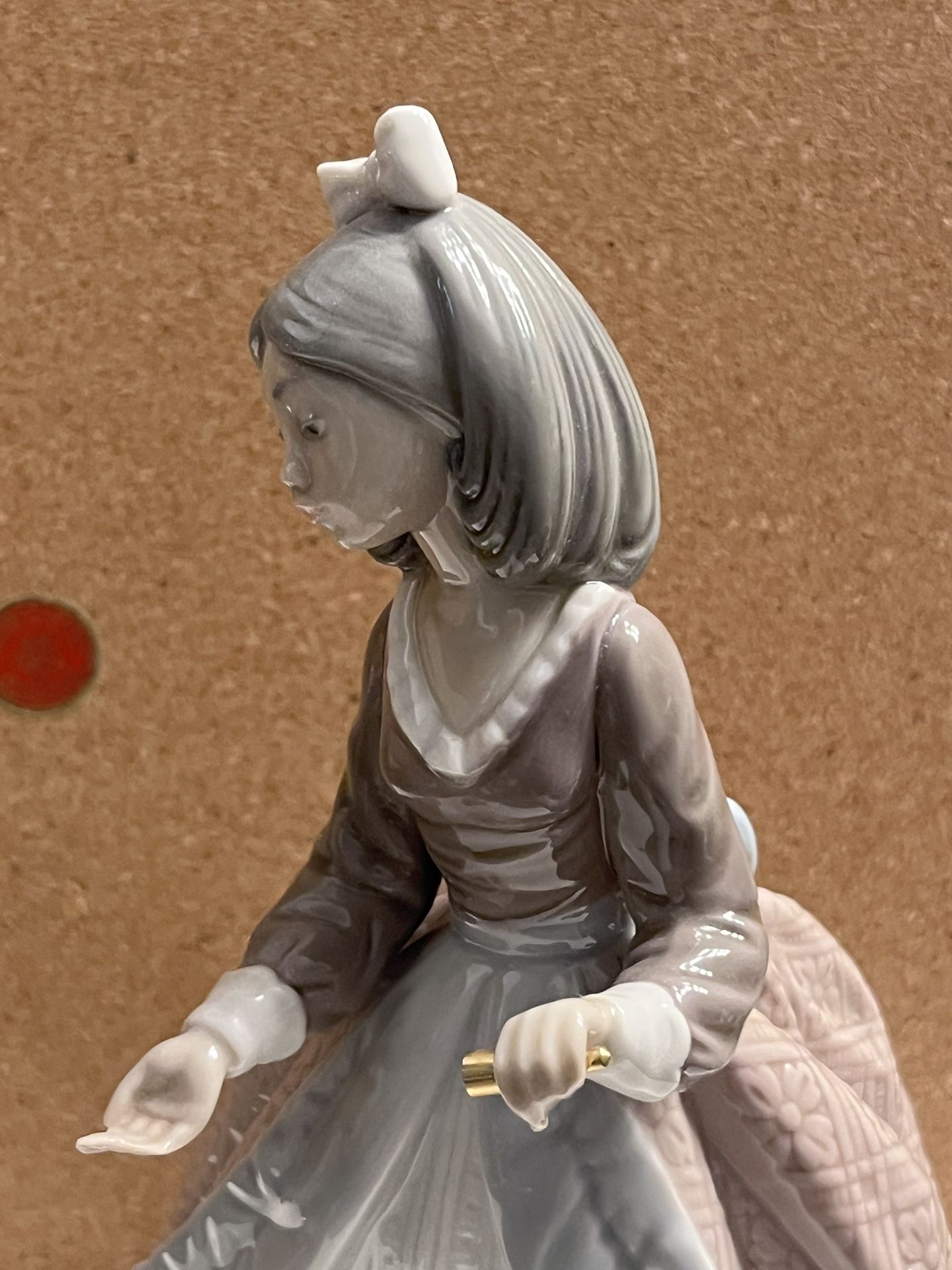 LLADRO 5210 JOLIE GIRL (WITHOUT PARASOL)  GLOSSY FIGURINE ~ 7.75"