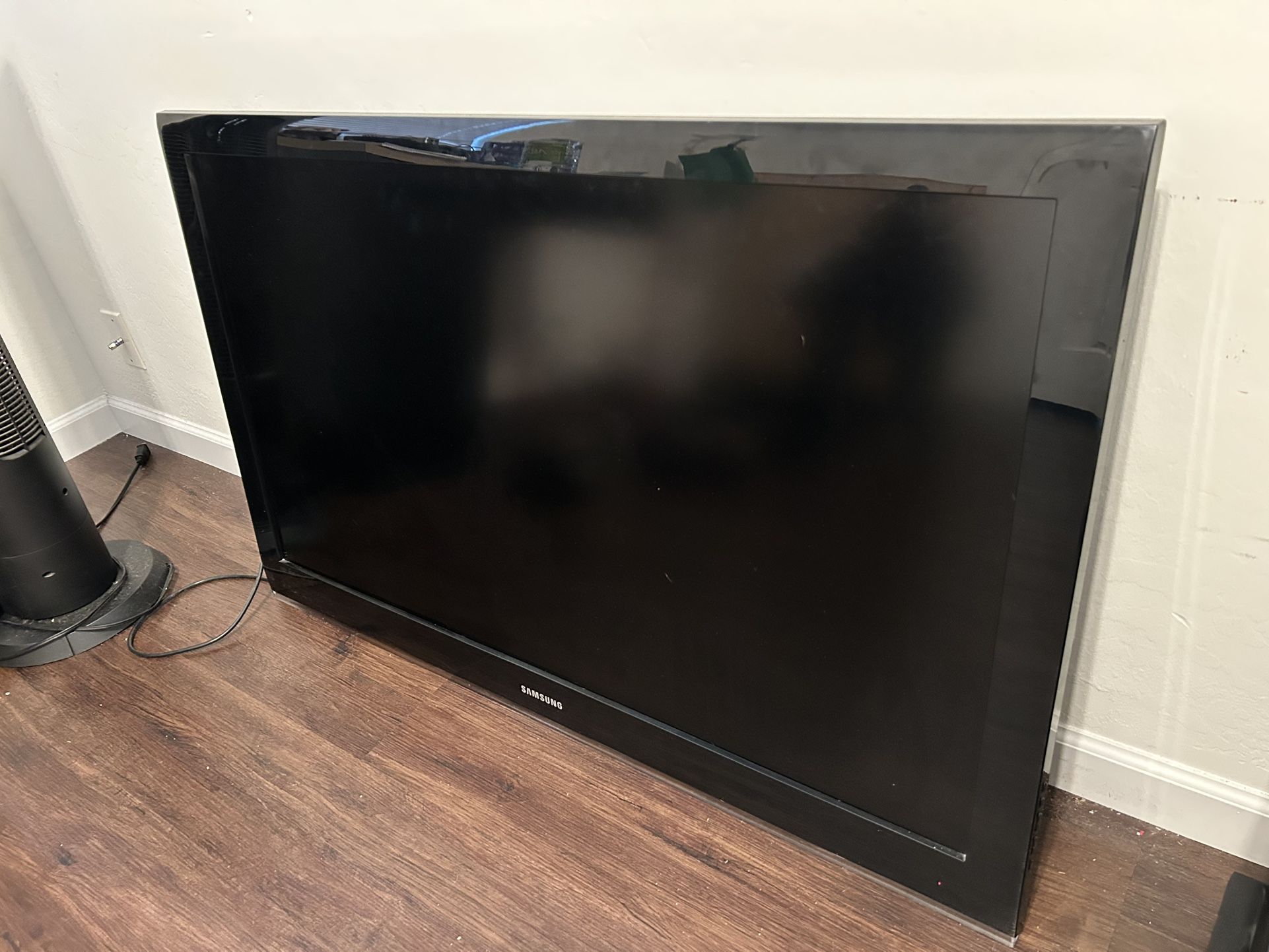 Samsung TV 40 in x 22 3/4 in Black. Model No. LN46B530P7N