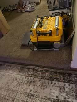 DEWALT Thickness Planer 13in 2 Speed 3 Knife Kit with Tables